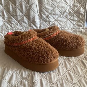 UGG Wmns Tazz Braid Slipper
'Hardwood'